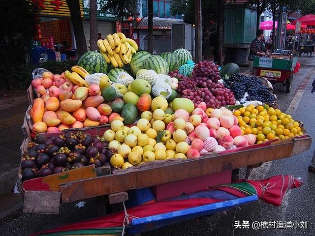 我认识有位摆地摊的年轻人,他主要是卖水果.