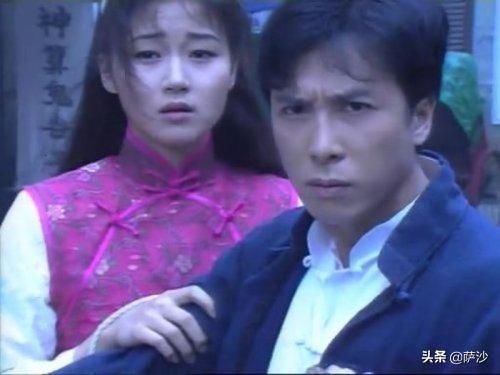 精武门李小龙:李小龙《精武门》中，双手各举一个日本人，没吊威亚，是真的吗？