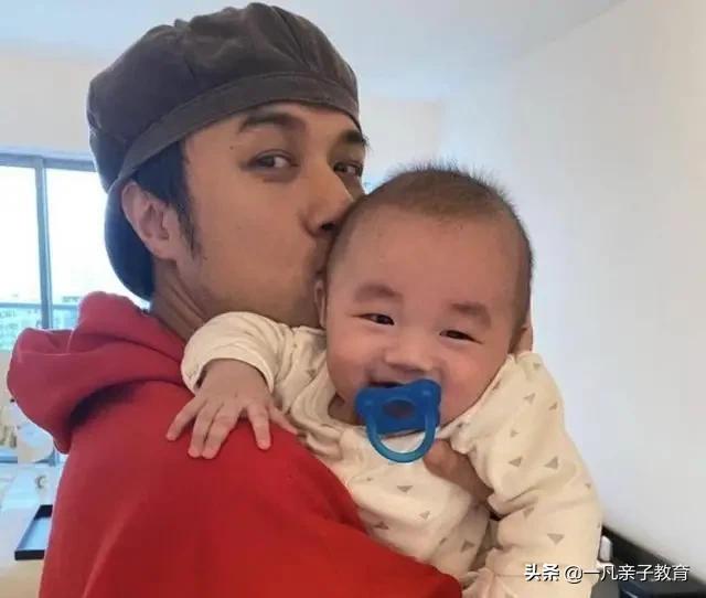 古巨基儿子萌照:如何看待化身幸福全职奶爸古巨基，通宵带娃？