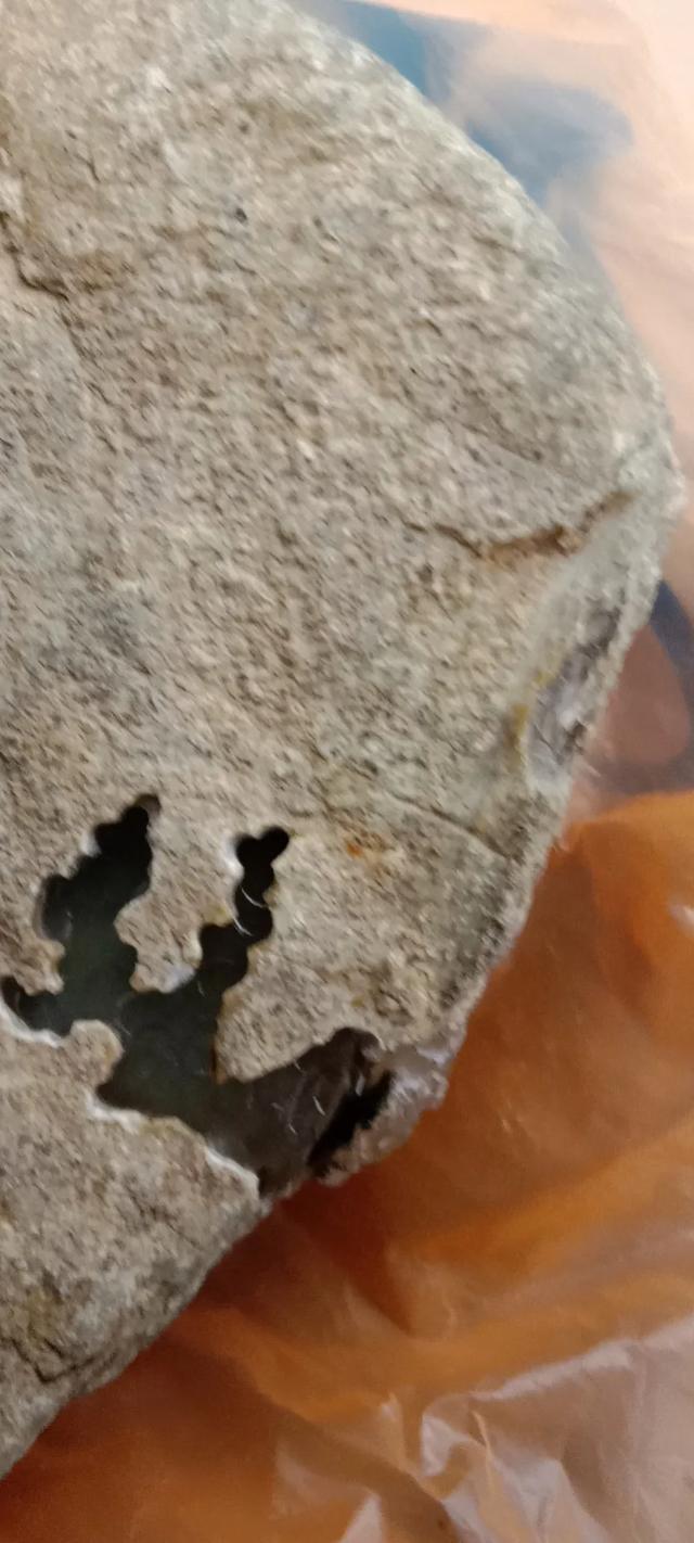 河里透明的石头和玉石的区别,您认为天然奇石和玉石之间都有那些区别？