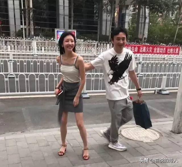 王思聪带女生看房:王思聪电车搭美女你怎么看