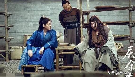《庆余年》电视剧中，为什么范贤见到人可以不失礼不跪拜？