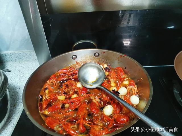 老胡美食记油焖大虾做法?油焖大虾的做法虾的做法大全？