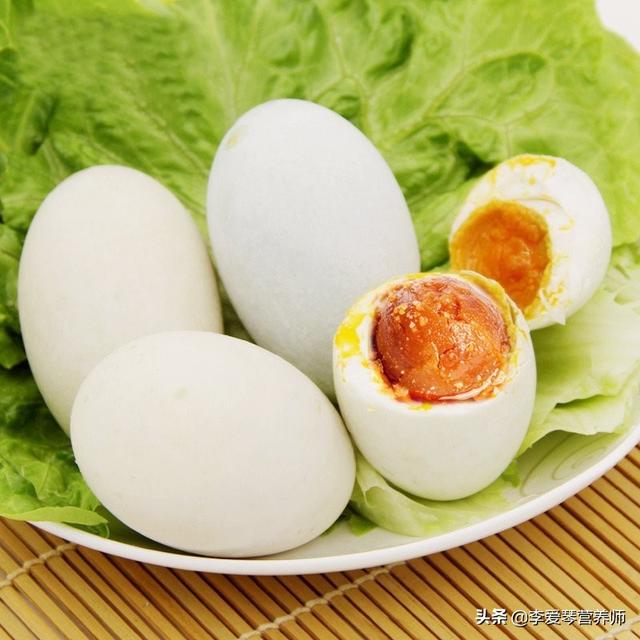 常吃咸鸭蛋好不好，长期每天早上吃一个咸鸭蛋，对身体有坏处吗