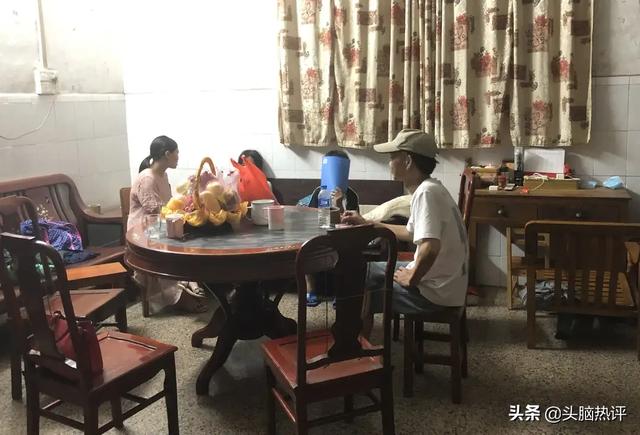 牵犬师视频:大妈遛狗不牵绳，两条狗被城管捉走，趴地上撒泼打滚，怎么回事？ 牵犬师是什么职业