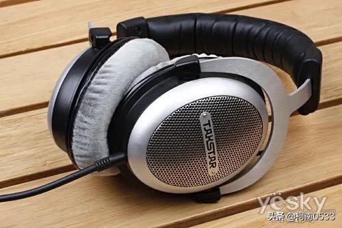 大家好,我想买一个耳机用来听轻音乐,预算一千左右,该选哪个好？
