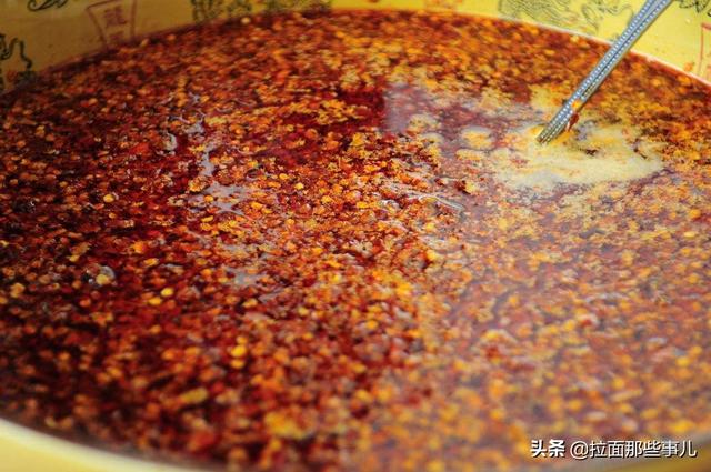 餐厅大厨教你在家自制辣椒油，红油怎样做才能又红又亮又香