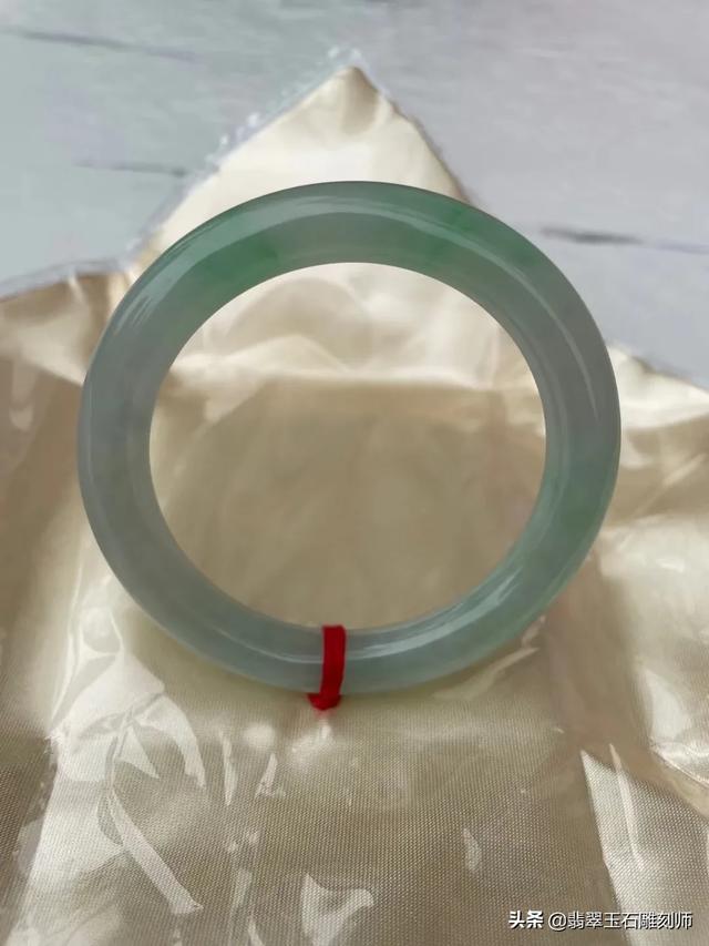 圆条手镯8毫米细吗,看看这条镯子品质怎么样？