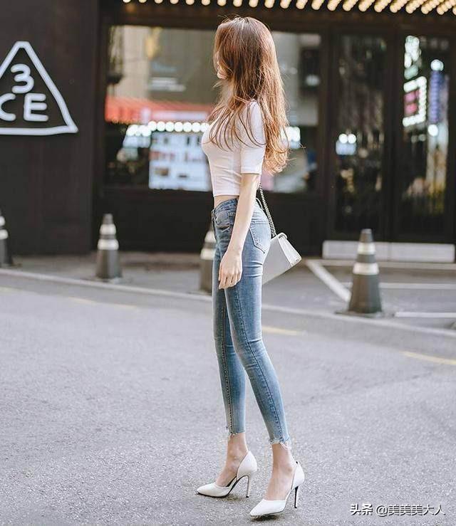 女士高腰卫生裤图片大全:紧身牛仔裤配什么颜色的上衣好看？