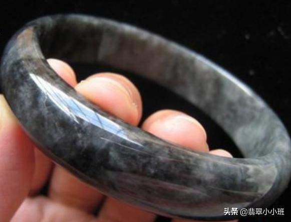 翡翠的形成过程图解,“乌鸡种“翡翠，有升值的空间吗？