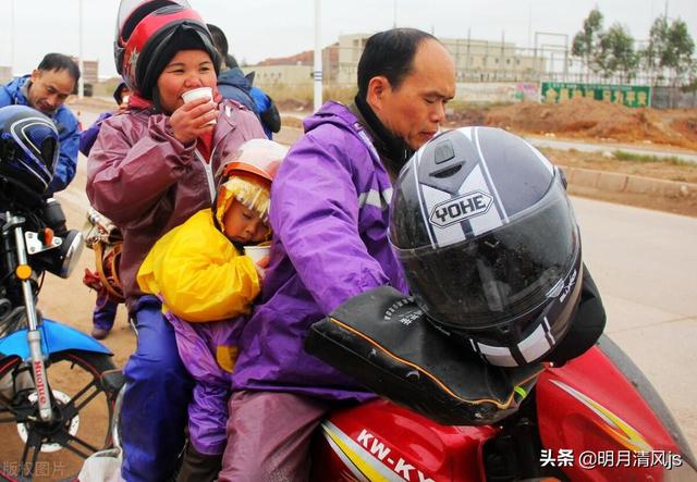 广西一家三口骑摩托车返乡,因43元餐费丈夫把妻子扔路边,你如何看这件事？