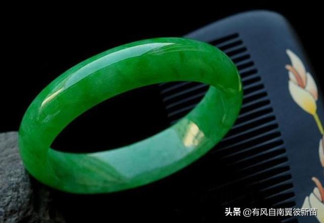 用手电筒怎么看玉的真假,如何用鉴定用电筒鉴定玉石？