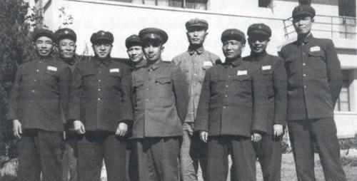 军队校级有没有当军长，司令的？
