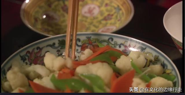 皇上第一次来皇后处吃饭,扫兴走了,为何出现一块茄子倒下的镜头？