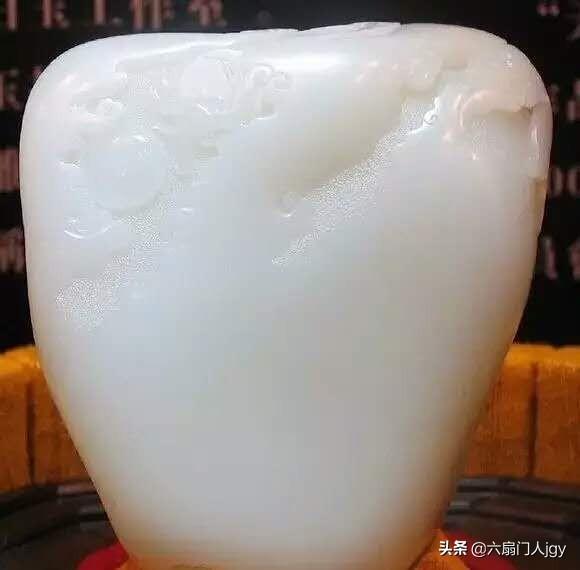 朱国武:你喜欢玉器收藏吗？这是和田羊脂玉吗？价值多少？