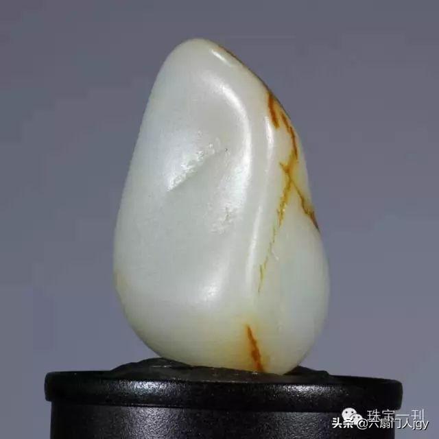 朱国武:你喜欢玉器收藏吗？这是和田羊脂玉吗？价值多少？