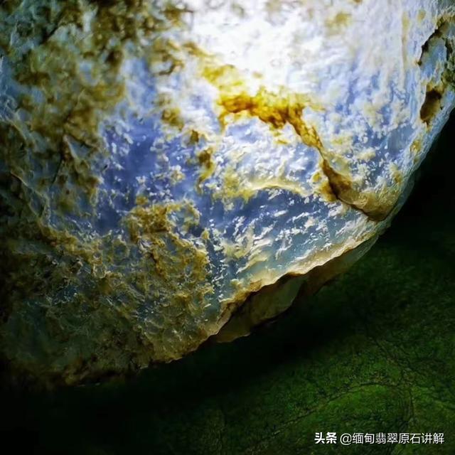 假翡翠在灯光下什么样,紫光灯能鉴定翡翠真假吗？