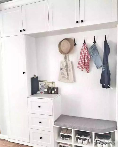 开门直接是餐厅和客厅,入门之后左右餐客厅没玄关怎么设计？