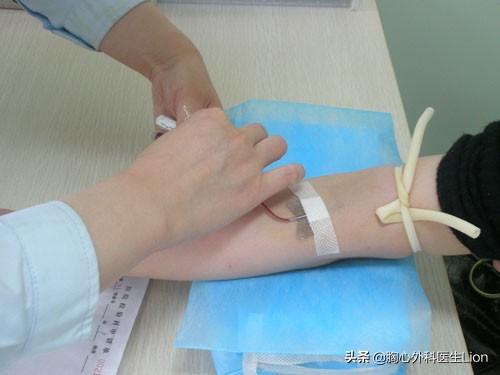 在医院,本来一管血可以检测多项指标,为何总是每天重复抽血?