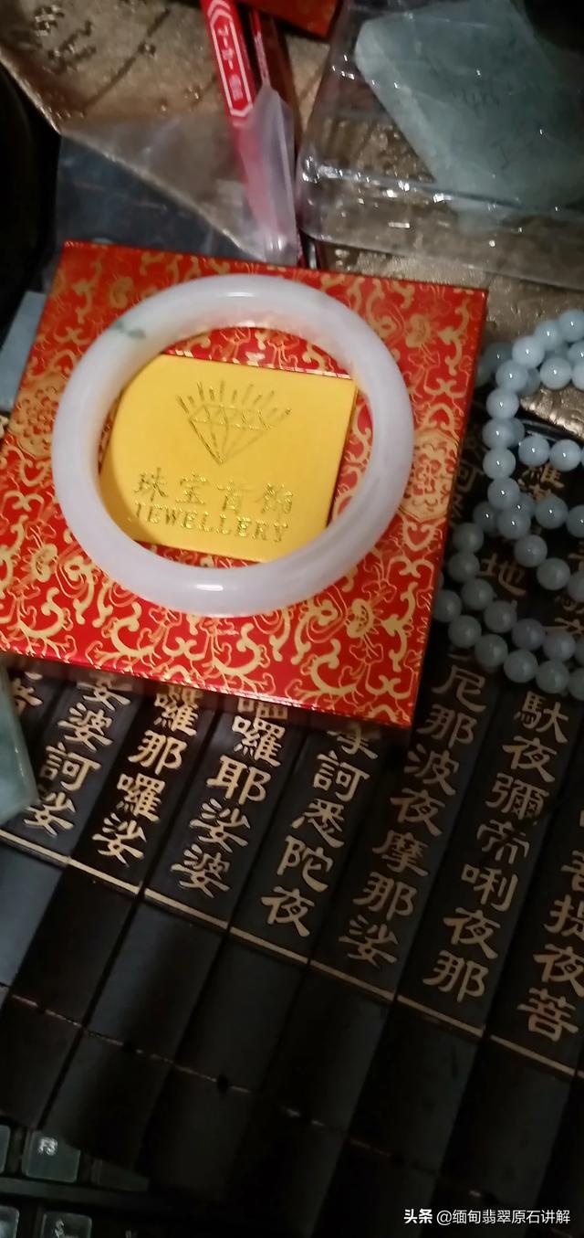 玉手镯哪里可以买到真的,在哪里可以买到真正的翡翠手镯啊？