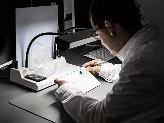 如何判断石头是不是玉石,怎样辨别一块石头是不是玉？需要详细回答？