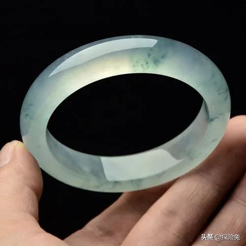 为什么高货手镯都是圆条,不知道这个手镯是真品吗？