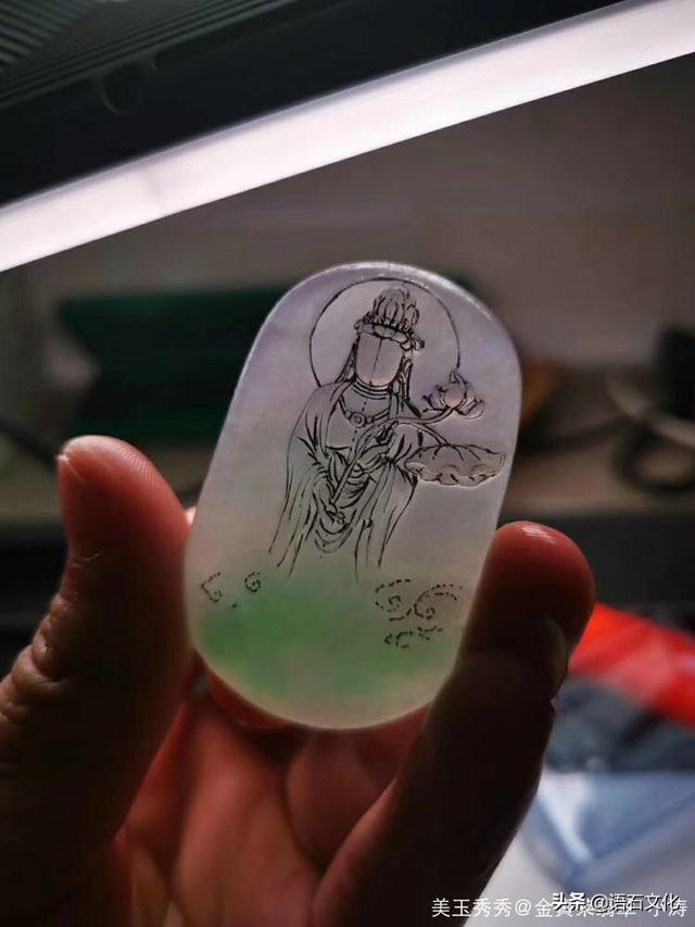 年轻人戴翡翠老气吗,佩戴翡翠是不是说明自己年纪大了？