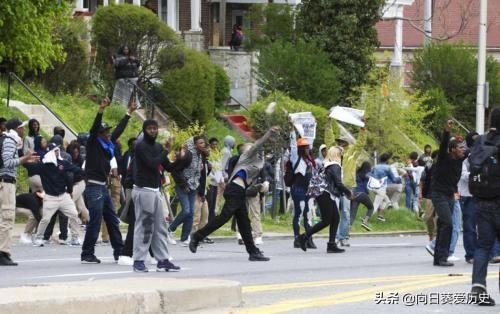 美国猫市长巡逻惨遭恶狗袭击:继警察倒戈之后，美国国民警卫队军官也撤退，这意味着什么？