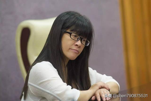 很明显,余秀华是被诗化的普通农妇,那么是什么力量完成“指余为诗”闹剧的呢？动机呢？