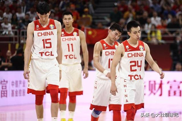 周琦五犯离场:周琦最后时刻一犯规加两次发球失误，为什么国家队要招他进来