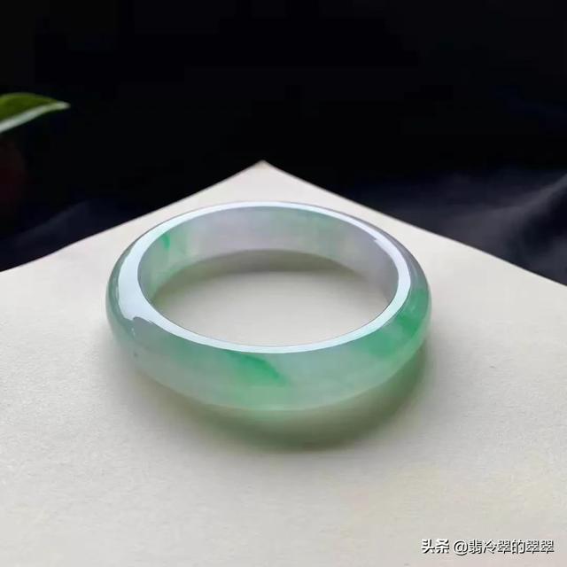 85年属牛女戴翡翠手镯,怎样看翡翠手镯带着是否合适？