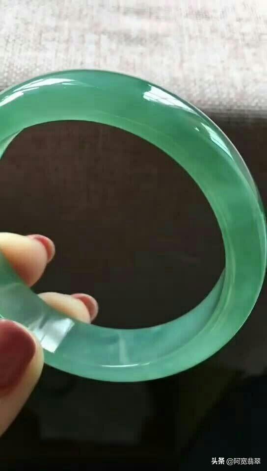 女人戴什么样的玉吊坠好,女孩子应该选择一块什么样的翡翠佩戴呢？