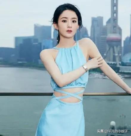杨幂深夜赴美容院:杨幂粉色旗袍加马尾辫被吐槽装嫩，三十多岁还少女装扮，你怎么看