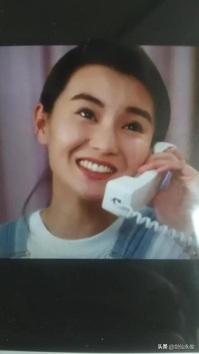 美德是石敲出智慧之火,向国旗敬礼做美德少年作文？