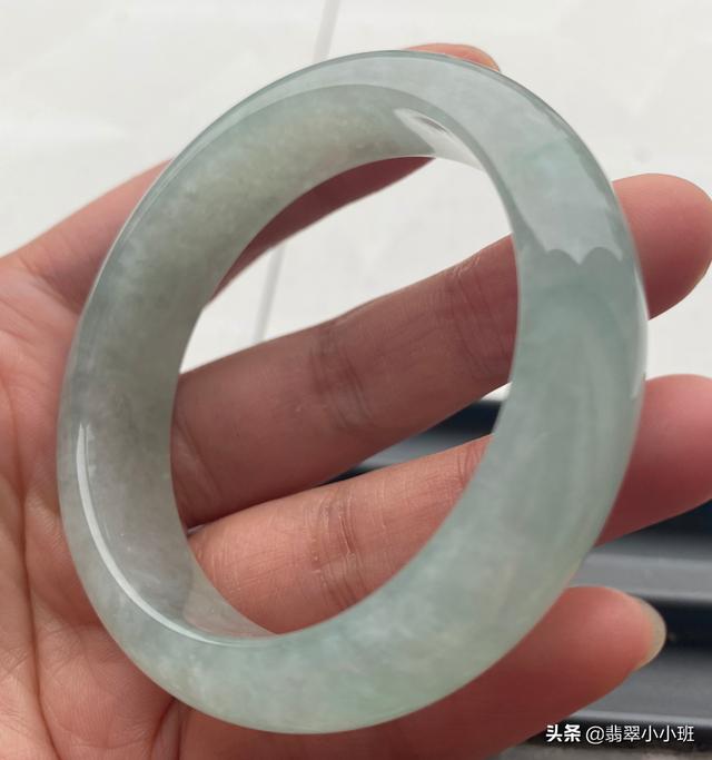 怎么判断翡翠玉已经戴活了,怎样看翡翠手镯带着是否合适？