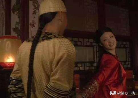 皇上夜宿翊坤宫,华妃勾皇上腰带这一幕拍得很有情趣,你能说说吗？