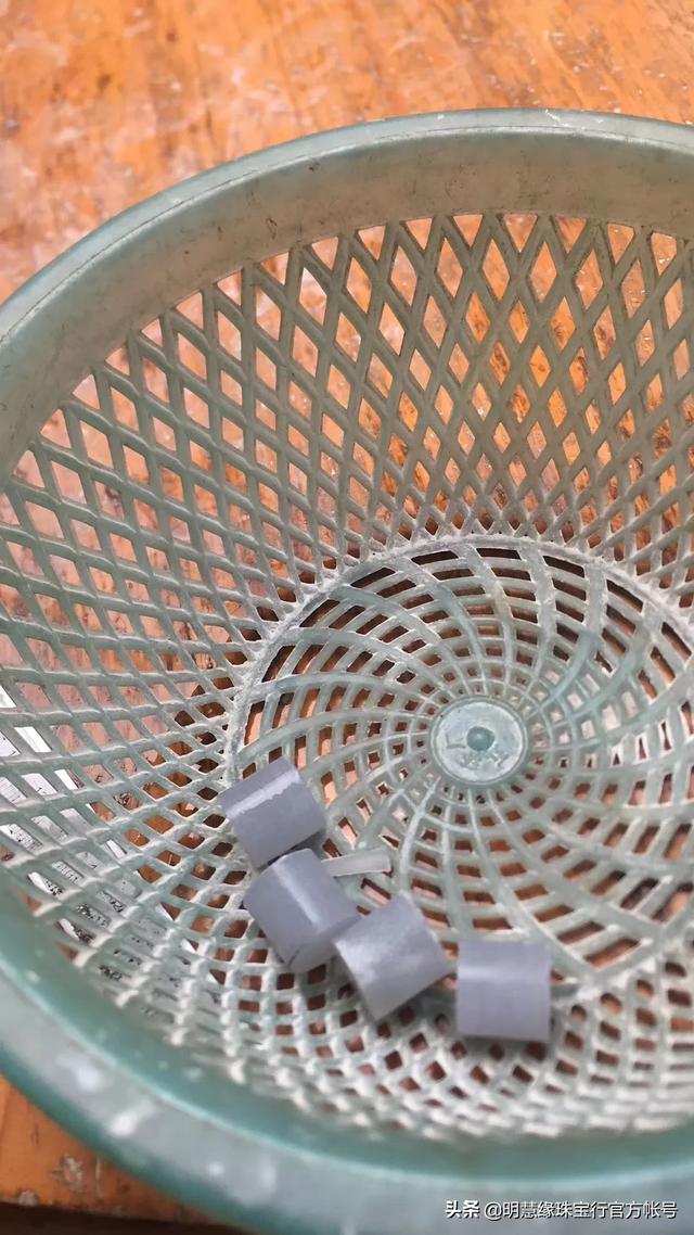 销售翡翠如何夸赞翡翠,为啥有人说玩翡翠时买者如鼠，卖者如虎？