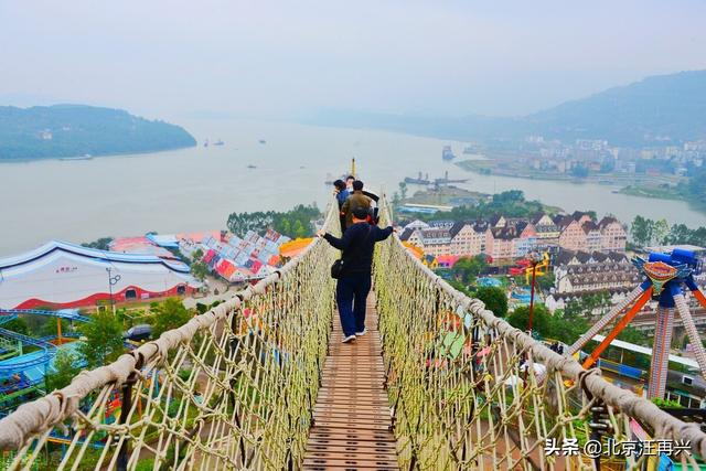 请用一句古诗词准确无误地形容你的家乡,你会选哪句？