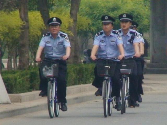 雷克斯警官图片:大街上碰到警察查身份证，你想试一下在警察面前跑，会有啥后果？