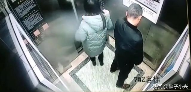 醉酒男电梯行为有无危害其他人性命，如何看待四川南充一男子乘电梯边撒尿边贴近身边女子