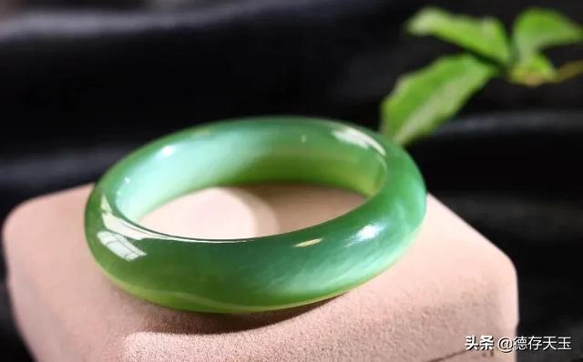 便宜的玉手镯是啥材质,新疆几十块的玉镯怎么样？