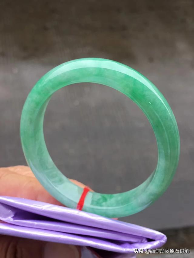 1000元玉镯子图片,一千元的玉镯是什么样的玉？