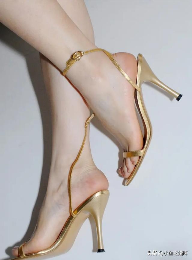 女孩子的脚,真的怕痒吗？真的会一挠就笑吗？