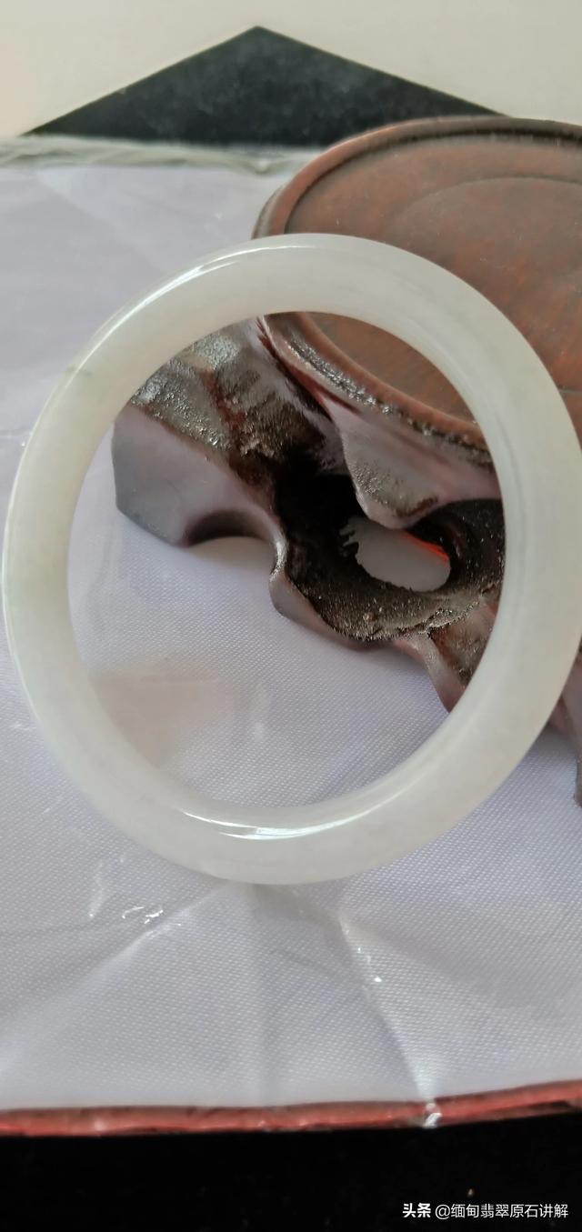 玉镯发黄之后怎么处理,玉手镯上有些变黄了，这是怎么回事？