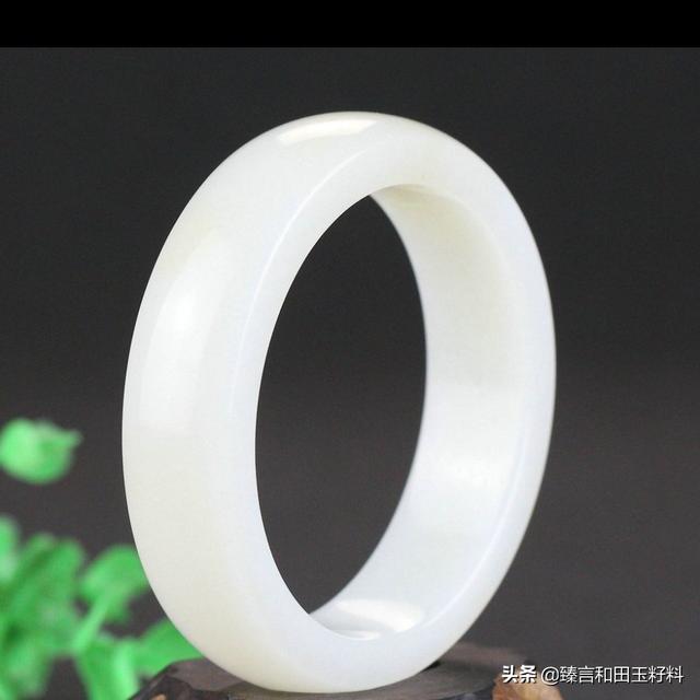 玉镯红色的好还是绿色的好,买玉手镯好，还是买黄金手镯好？