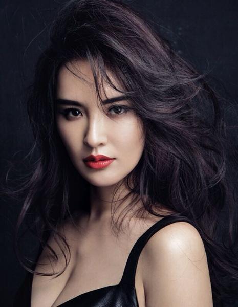 男人帮女演员:女明星刚坐下, 衣扣不慎崩开, 为何习惯伸手帮忙的是男助理