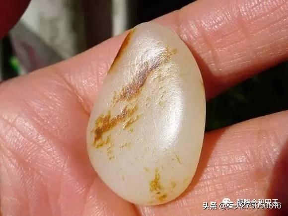 翡翠无事牌适合什么人戴,无事牌和山水牌哪个更有性价比？