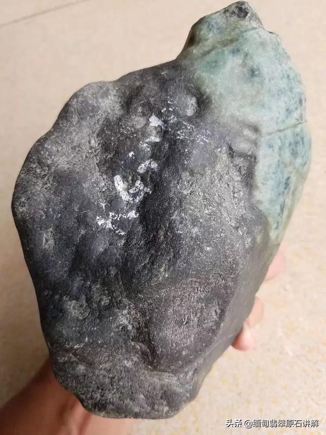 翡翠原石种水等级,翡翠原石皮雾判断法你知道吗？