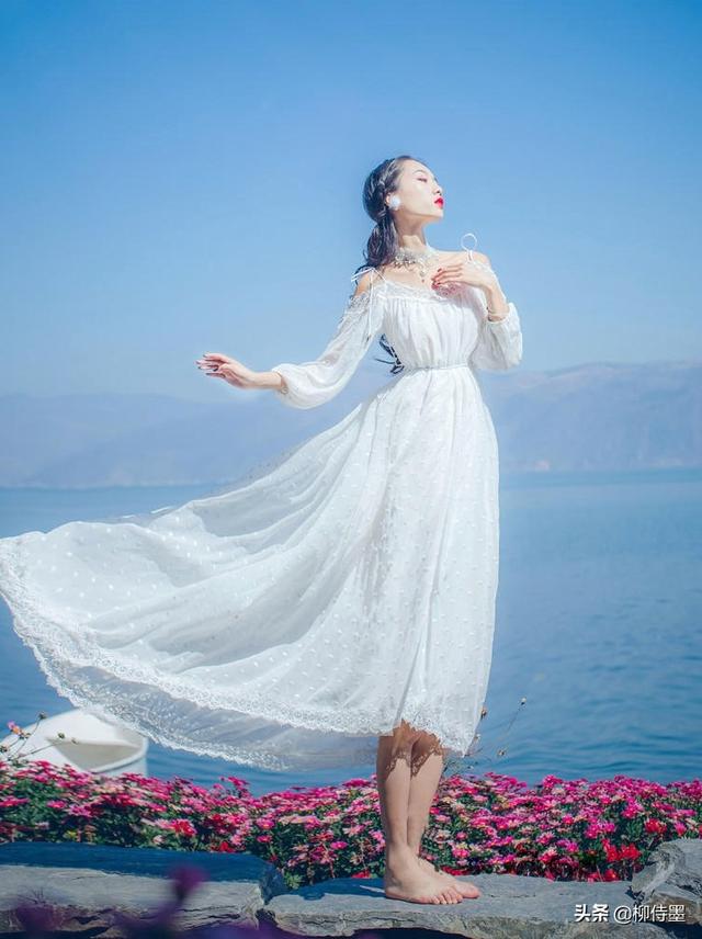 白海风:初夏户外拍人像，模特穿白裙子出镜，怎么拍出不同风格人像？