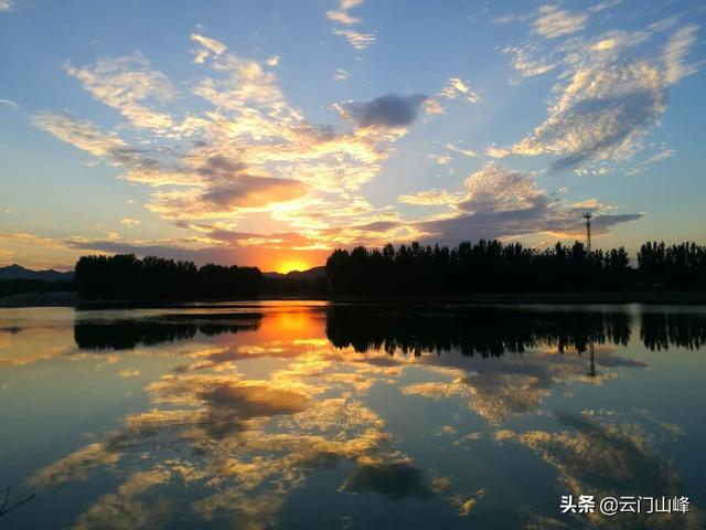 诗情画意的图片:夕阳有诗意，黄昏有美景，炊烟袅袅，如何拍摄眼前风光？